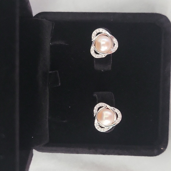 Jewelry - LOW START!!! Genuine Pearl Earrings